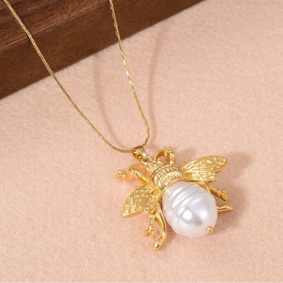 Pearl Abdomen Bee~ Striated Rippled Tomenta Bumblebee Honeybee 3D Steel Necklace - Picture 9 of 13